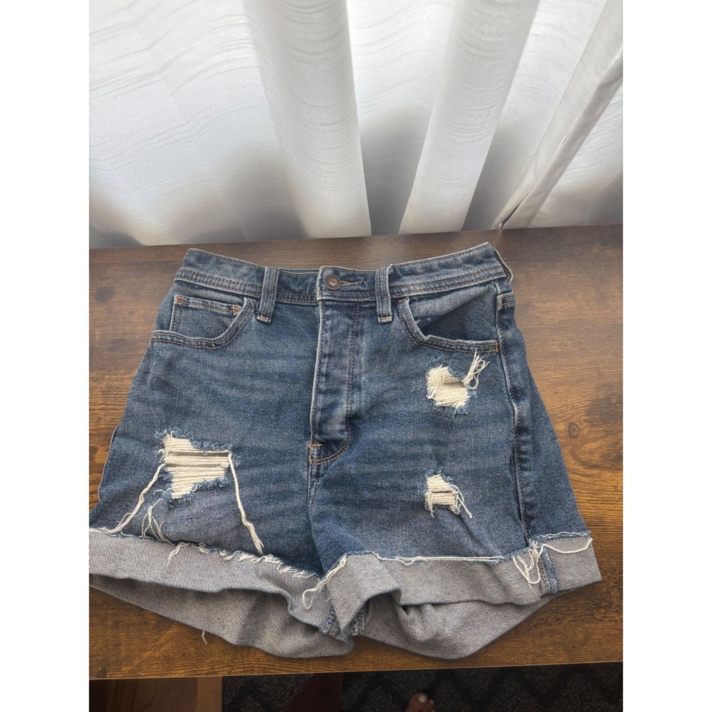 Hollister Curvy Ultra High-Rise Mom Shorts Distressed Medium Wash‎ Size 1 W25